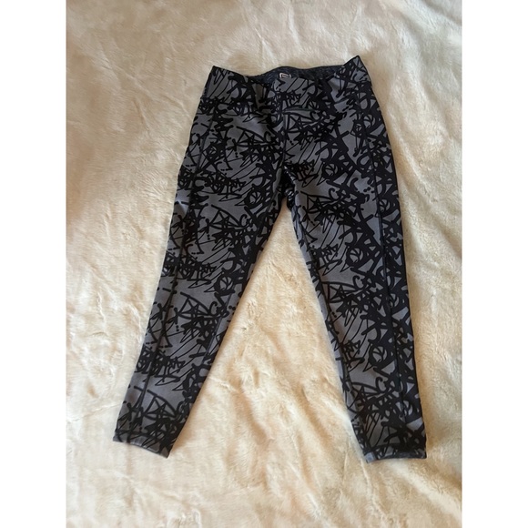 NWOT - Nola Cropped yoga pant (Penningtons) - Picture 2 of 3